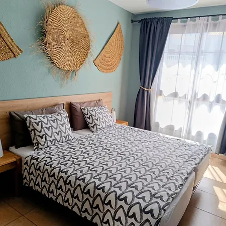 Apartment Greatly Located With Heated Pool, Cristianos